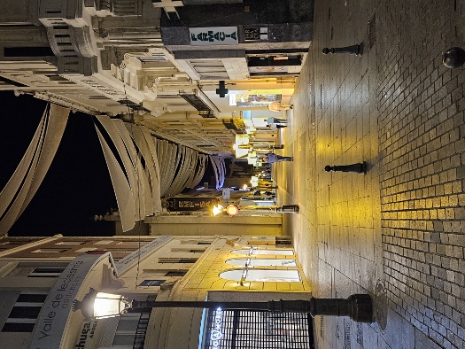 Sonnensegel in vielen Straßen