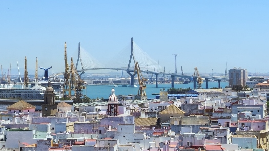 Blick über Hafen und Brücke