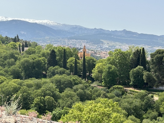 Granada mit grandiosem Hintergrund