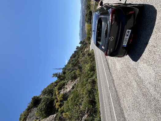 Kleiner Wagen auf großer Fahrt