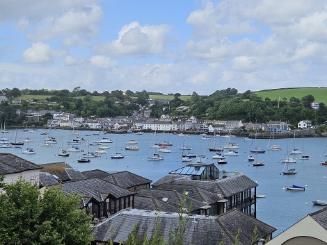 ...man reist zu Schiff an.