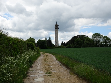 Cotswold Way - von Wotton-under-Edge nach Old Sodbury - Somerset Monument