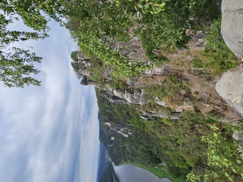 Aufstieg zur Bastei - alles voller Felsen hier...