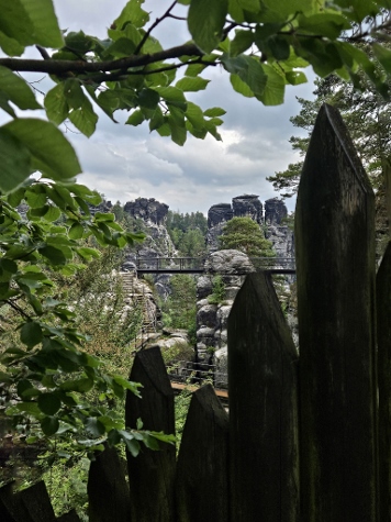 Aufstieg zur Bastei - da kann man über`n Zaun schauen