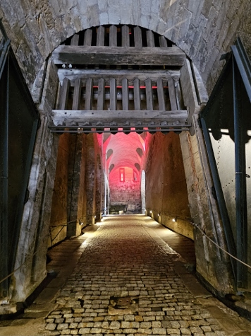 Festung Königstein - Blick vom zweiten Tor in den Torgang