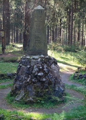Von Neuhaus am Rennweg nach Masserberg - Dreistromstein