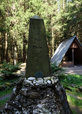 Von Neuhaus am Rennweg nach Masserberg - Dreistromstein