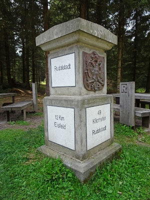 Von Neuhaus am Rennweg nach Masserberg - Grenzstein