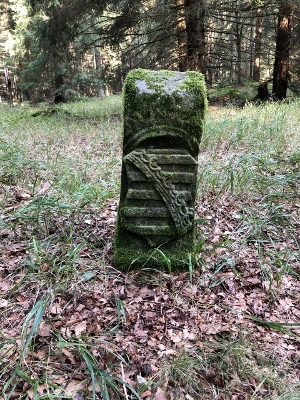 Von Neuhaus am Rennweg nach Masserberg - Grenzstein