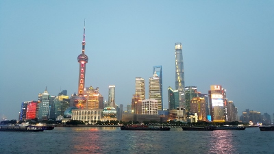 Leuchtende Skyline von Pudong in Shanghai