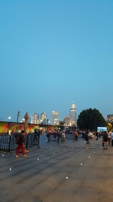 Leuchtende Skyline von Pudong in Shanghai
