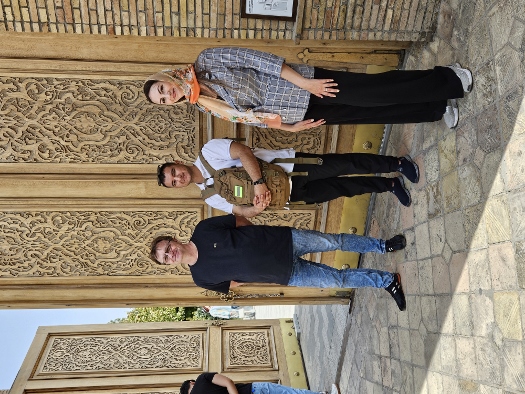 von rechts: Olga, Zamir, unbekannter Tourist