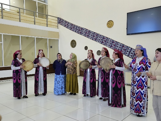 Musikeinlage im naturkundlichen Museum Fergana