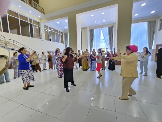 Musikeinlage im naturkundlichen Museum Fergana