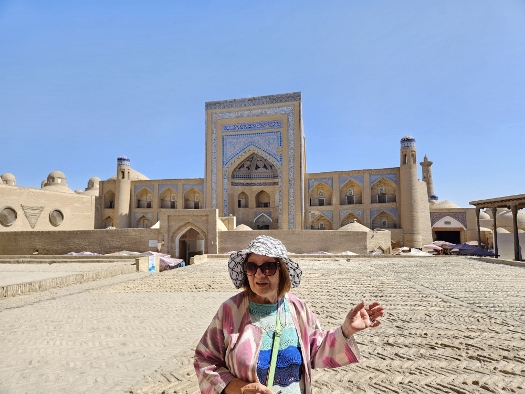 Elena vor der Medrese Khodjambery Bei