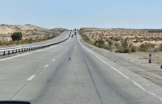 Highway durch die Wüste Kyzylkum