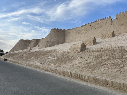 Die Stadtmauer der Ichan Qalʼа