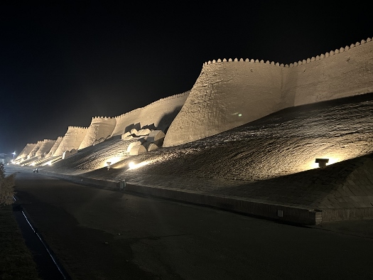Die Stadtmauer von Ichan Qalʼа bei Nacht