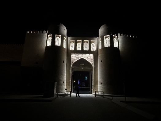 Die Stadtmauer von Ichan Qalʼа bei Nacht