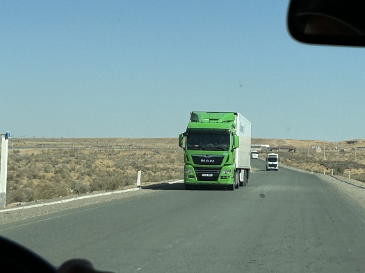 Highway durch die Wüste Kyzylkum