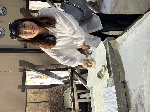 Papierherstellung von Hand - Anastasia legt Hand an