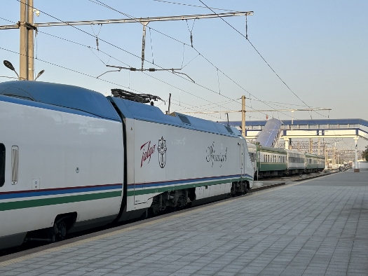 Einmal noch mit dem Afrosiyob - von Samarkand nach Taschkent