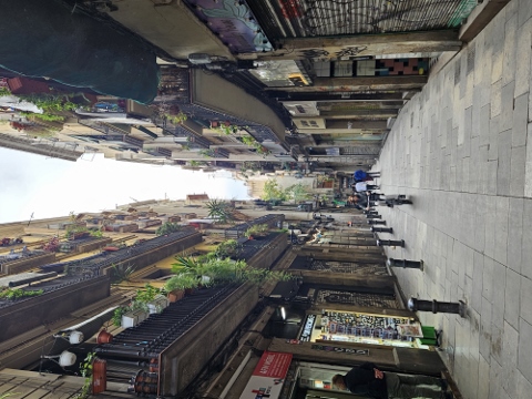 Die Stadt bei Tag und Nacht