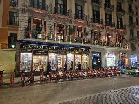 Die Stadt bei Tag und Nacht 