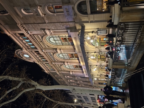 Die Stadt bei Tag und Nacht 