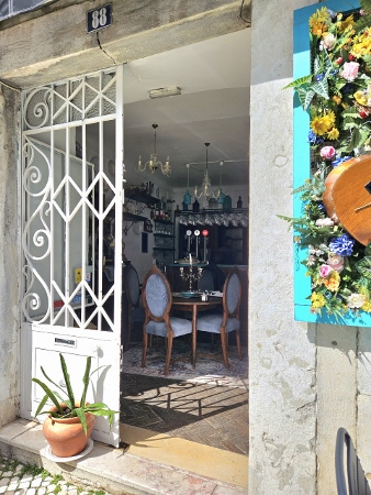 Alfama - kleine Bars überall