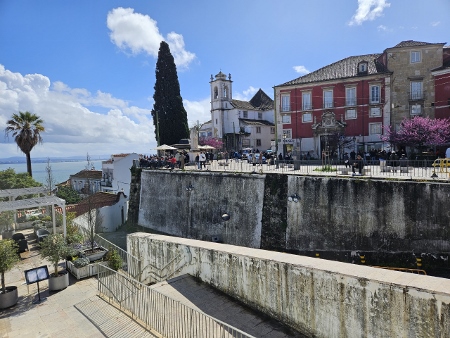 Sonne über dem Alfama Viertel