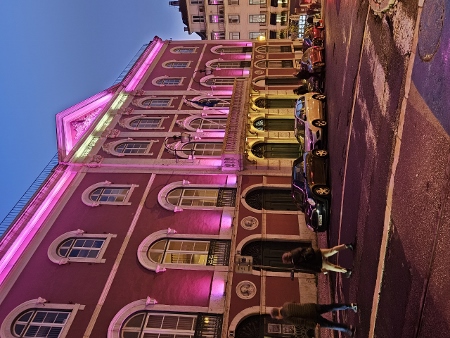 Abendleuchten im Largo do Chiado