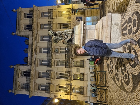 Antònio Ribeiro und unbekannter Wanderer im Largo do Chiado