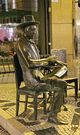 Statue von Fernando Pessoa (Schriftsteller) im Largo do Chiado