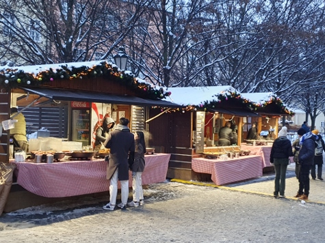 Weihnachtsmarkt unter der Karlsbrücke (Karlův most)