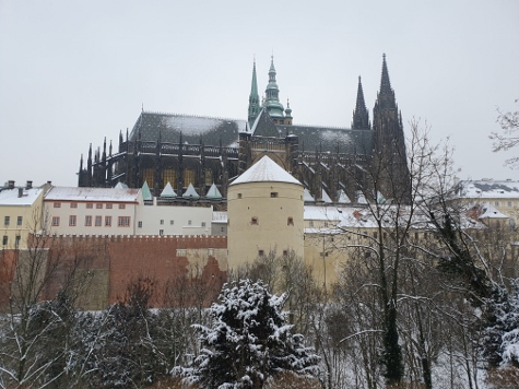 Winterspaziergang im Schatten der Burg - St. George's Basilika (Bazilika svatého Jiří)